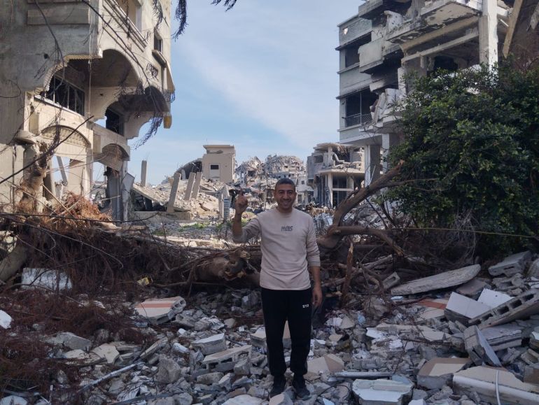 الكاتب والروائي يسري الغول نكتب لننجو بأفكارنا ومعتقداتنا وليس للنجاة بأجسادنا-رائد موسى-خان يونس-الجزيرة نت