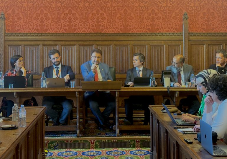 النائب أفضل خان يختتم الحوار و على يسارة السفير التركي و على يمينه المحرر الدكتور أنس