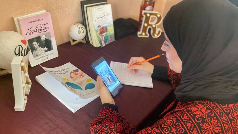 احتلت معاناة المرأة في غزة مساحة كبيرة من رواية اثير غزة للروائية الشابة أمل أبو سيف-رائد موسى-خان يونس-الجزيرة نت