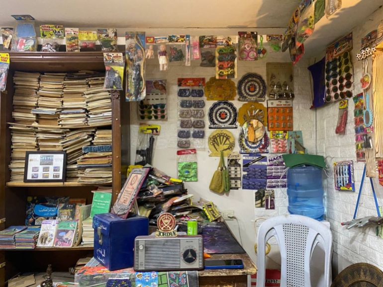 يضم المعرض مقتنيات وألعاب وصور ووثائق قديمة .. الجزيرة .