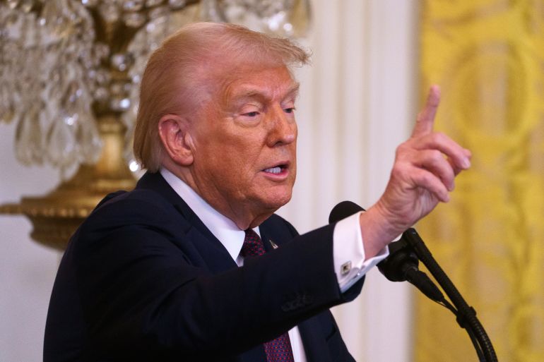 ترامب وقعا أمرا تنفيذيا يعترف فقط بجنسين فقط هما المرأة والرجل