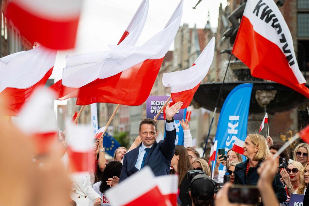 فتح محطات الاقتراع في الجولة الثانية من الانتخابات الرئاسية ، اقتراع حاسم لمكان البلاد في أوروبا