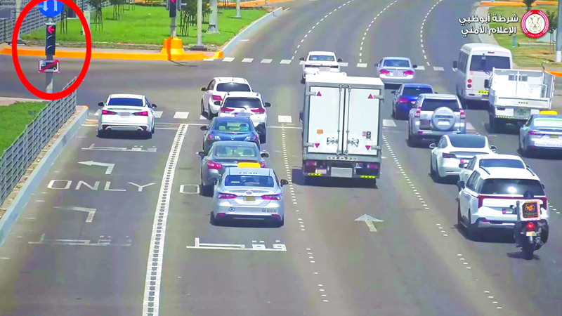 سائقون يطالبون بتوحيد الإشارات الضوئية على التقاطعات