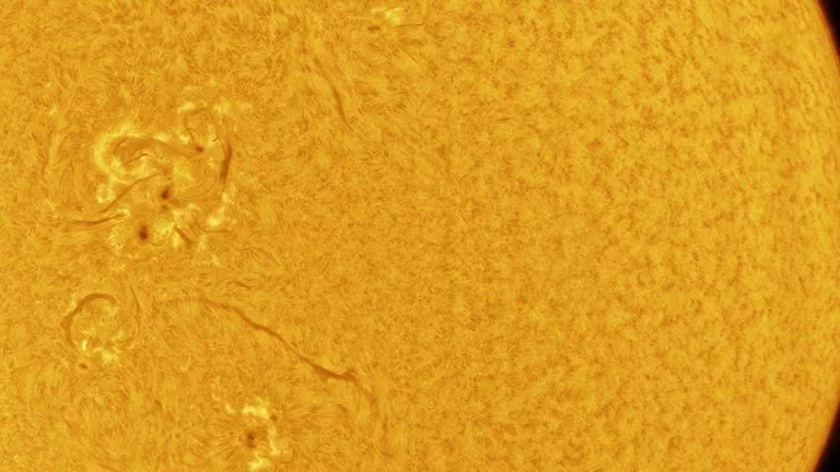 مركز الفلك: عاصفة مغناطيسية وألسنة لهب شمسية اليوم -صورة