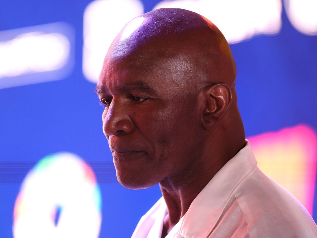 الملاكم الأسطوري هوليفيلد.. لياقة بدنية رهيبة في الـ62 من العمر