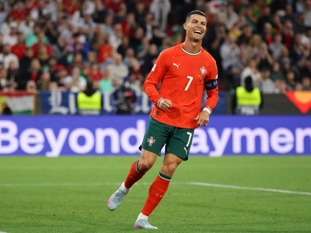رونالدو يحدد مفتاح الفوز بجائزة الكرة الذهبية 2025