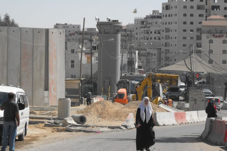 جدار الفصل العنصري بالقدس الشرقية بمساره بين العيسوية وشعفاط، حيث سلخ شعفاط عن القدس المحتلة