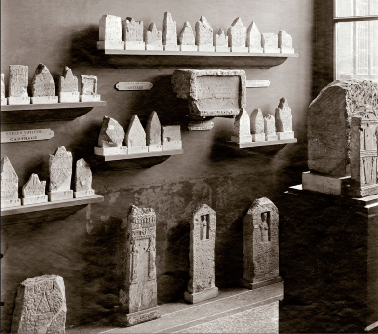 جزء من الآثار القرطاجية المعروضة في متحف اللوفر سنة 1910المصدر مكتبة التراث والتصوير الفوتوغرافي لوزارة الثقافة الفرنسية