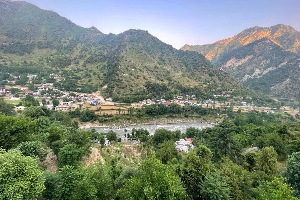 كشمير.. جنة باكستان المخفية بين الجبال والأنهار