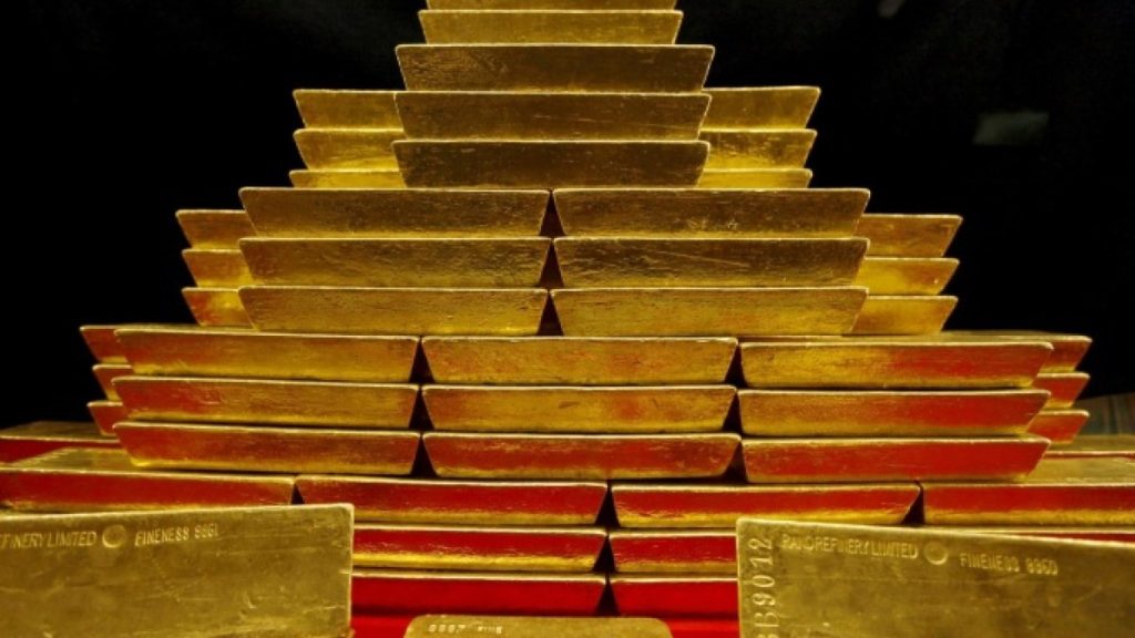 النفط يرتفع بتراجع المخزون الأميركي والذهب يصعد مع تراجع الدولار