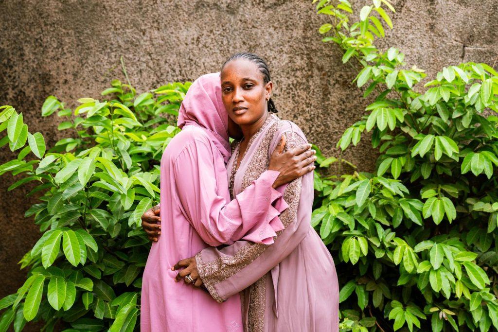 في غينيا ، معركة أقارب الهجرة المفقودة