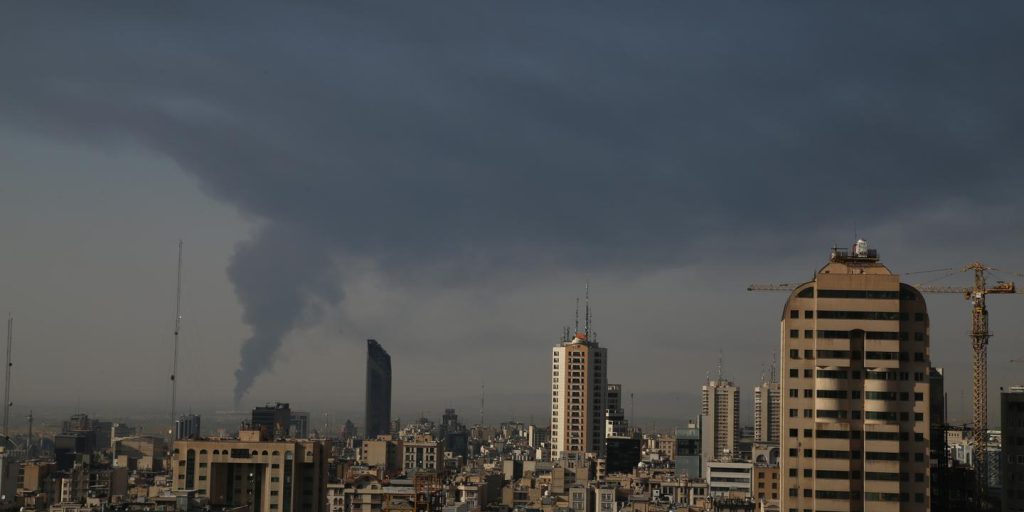 حية ، إسرائيل إيران: قام الجيش الإيراني بقصف إسرائيل في الليل رداً على الهجوم الهائل ، قام الجيش الإسرائيلي بتدمير مستودع النفط في تهيران