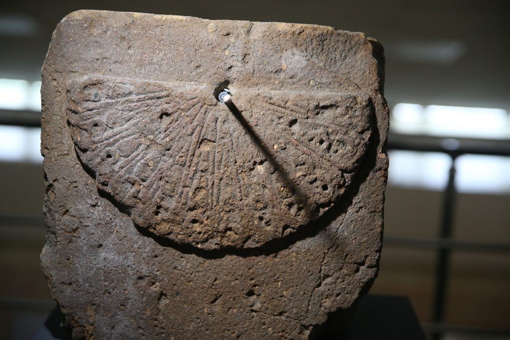 اكتشاف ساعة شمسية نادرة في بوابة القوقاز والأناضول