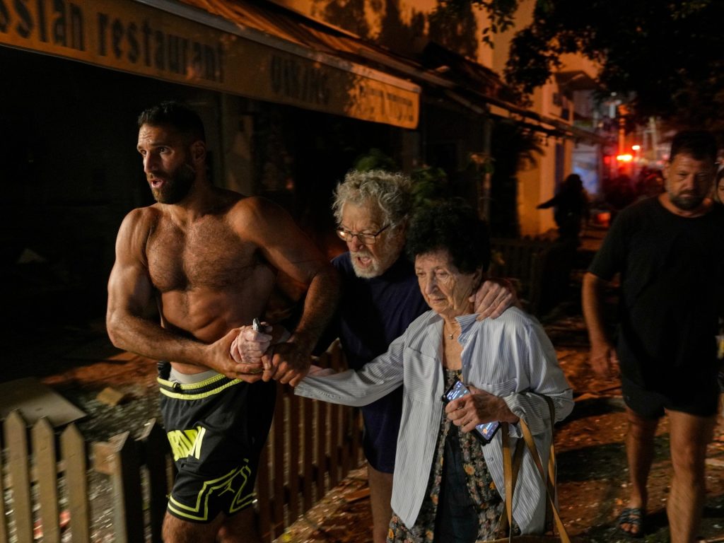 كيف علق مغردون على مشاهد هروب الإسرائيليين من الصواريخ الإيرانية؟