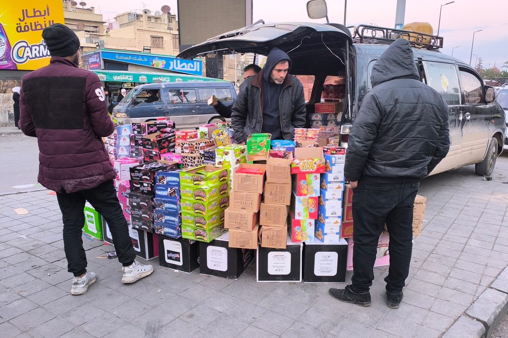 لماذا لا تتراجع أسعار السلع في سوريا رغم ارتفاع الليرة؟