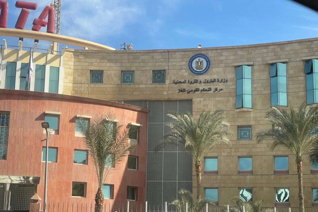 انقطاع الكهرباء شبح يطارد المصريين مع استمرار حرب إسرائيل وإيران