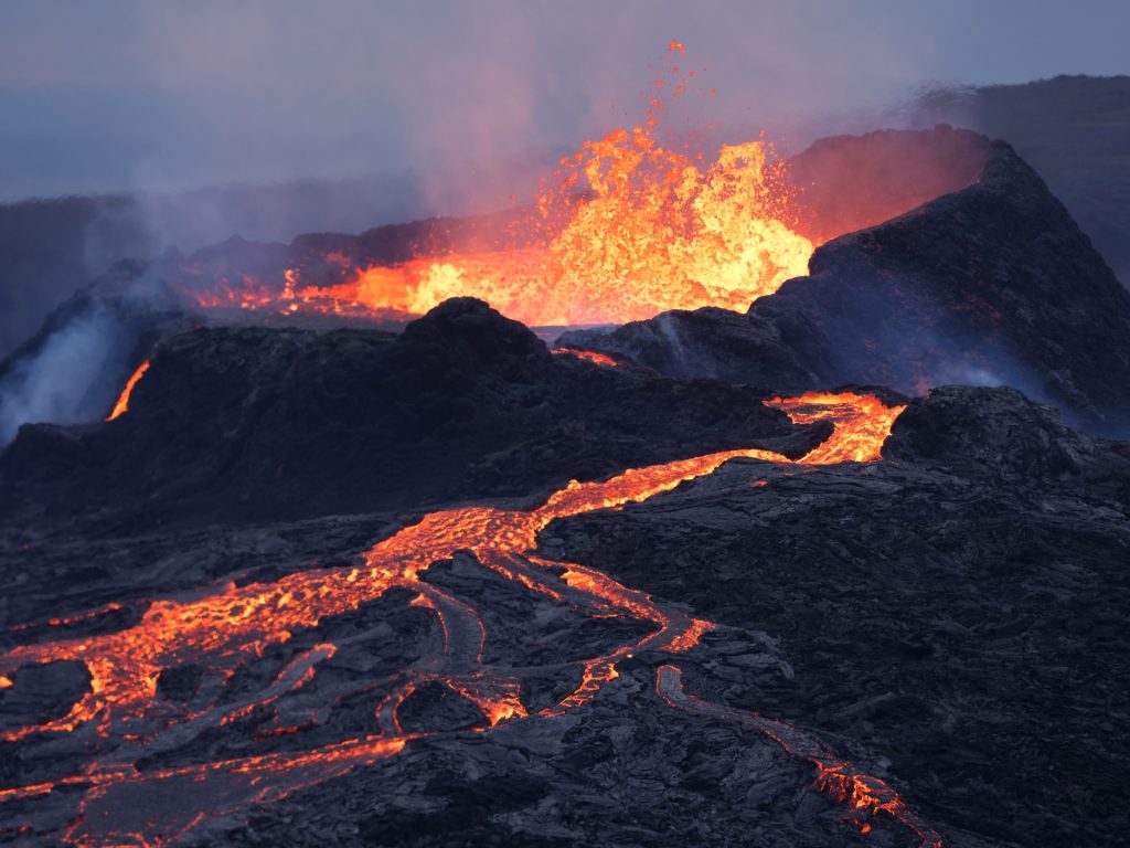 باحث تونسي: الانفجارات البركانية الضخمة مزقت أفريقيا وأميركا الجنوبية