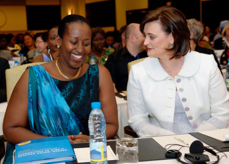 المنطقة الرمادية - بيبا لوتن Jeannette Kagame (L), First Lady of Rwanda and Cherie Blair, wife of Britain's Prime Minister Tony Blair, talk at the opening ceremony of the Women Parliamentarians International Conference (Gender, Nation Building and Role of Parliaments) in Kigali February 22, 2007. Picture taken on February 22, 2007. FOR EDITORIAL USE ONLY REUTERS/Presidential Press Office/Handout (RWANDA)