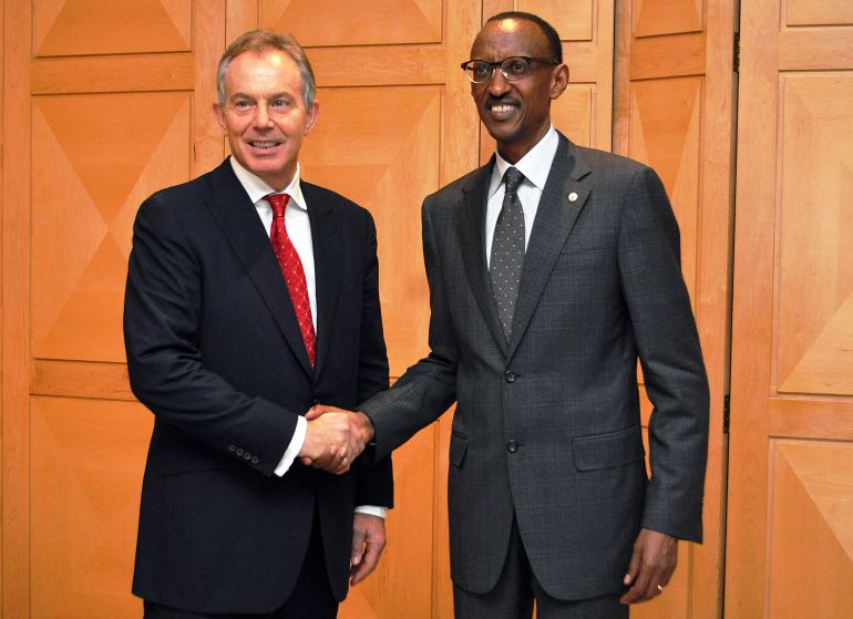 المنطقة الرمادية - بيبا لوتن Former British Prime Minister Tony Blair (L) and Rwandan President Paul Kagame (R) shake hands after a meeting of Blairs Africa Governance Initiative and Rwandas Strategic Capacity Building Initiative in Kigali, Rwanda on December 9, 2011. AFP PHOTO/Steve TERILL (Photo by STEVE TERILL / AFP)