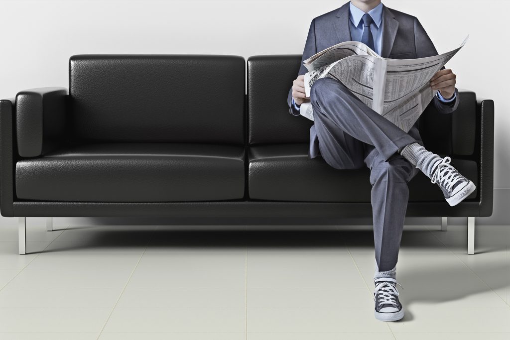 كيف يؤذيك تقاطع الساقين؟ وما مواصفات الجلسة الصحية؟