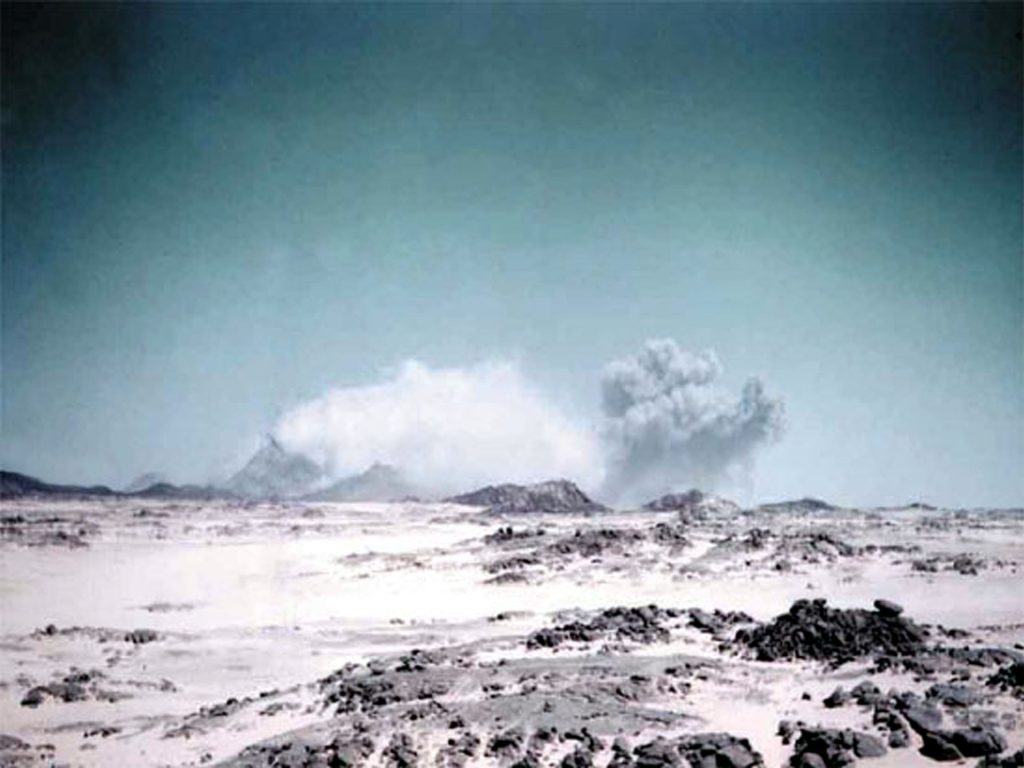 “اليربوع الأزرق”.. حين صنعت فرنسا مجدها النووي على أنقاض البشر والرمال الجزائرية