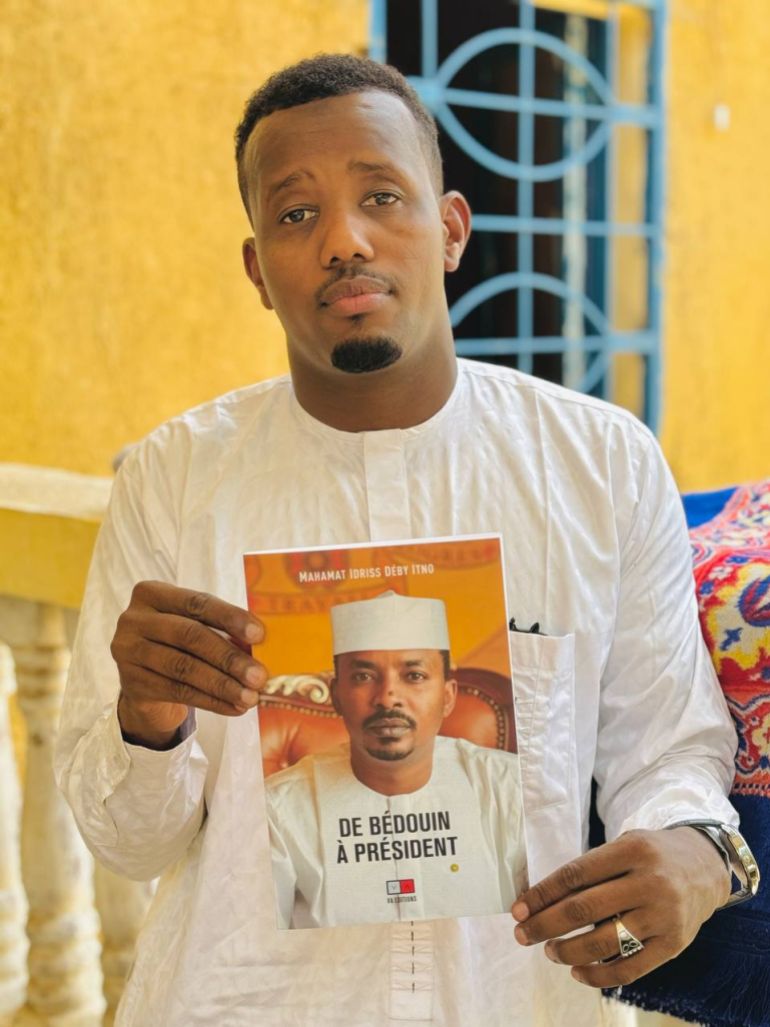 روزي جدي يحمل كتاب 