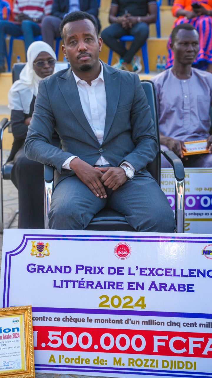 روزي توج عام 2024 بجائزة التميز في الأدب، وهي أعلى جائزة في تشاد تمنحها وزارة الثقافة