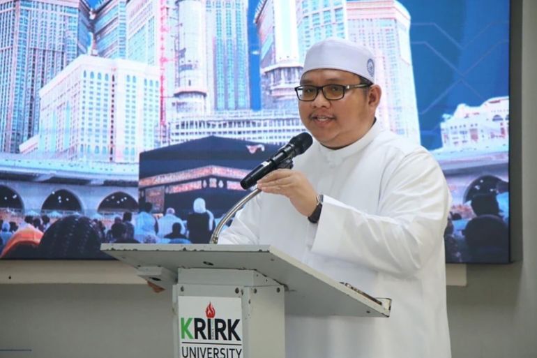 تعليق الصورة الأخيرة دكتور شاكرين من الكلية الإسلامية العالمية في بانكوك يحاضر في دورة الحج والعمرة / تايلند/ المصدر الكلية