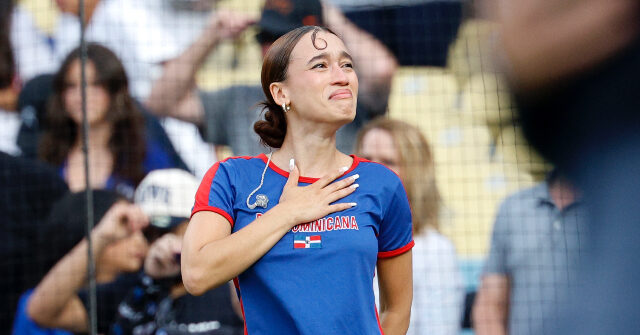 المغني نزا ، الذي غنى النشيد الوطني باللغة الإسبانية ، يبكي في تيرادي على رد فعل عنيف: “أنا فخور بنفسي”