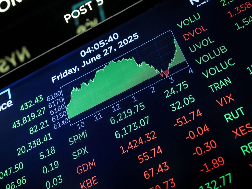 وول ستريت تتحدى المخاوف الاقتصادية وتسجل أفضل أداء شهري