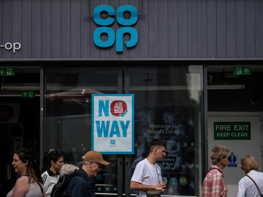 سلسلة “كو-أوب” البريطانية تقاطع المنتجات الإسرائيلية بسبب حرب غزة