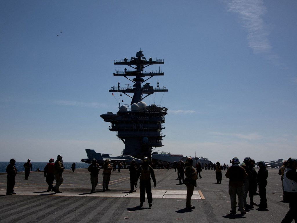 حاملة طائرات أميركية ثالثة إلى المنطقة وإجلاء رعايا من إيران وإسرائيل