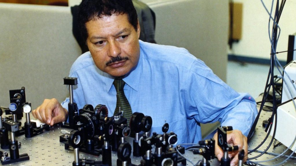 هل حقا ساهم أحمد زويل في تطوير منظومة الصواريخ الإسرائيلية؟