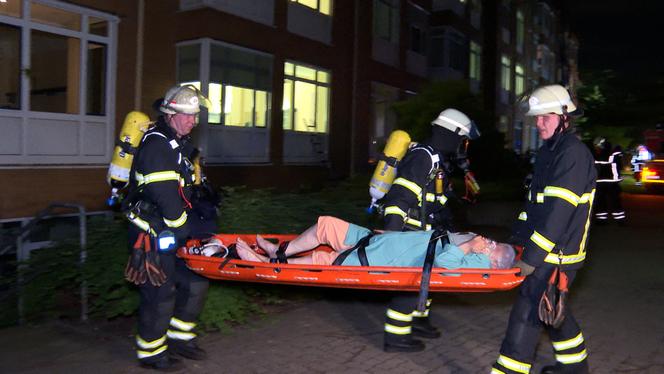 يحمل رجال الإطفاء شخصًا مسنًا خارج مستشفى Marienkrankenhaus في هامبورغ ، شمال ألمانيا ، خلال حريق في ليلة 31 مايو إلى 1 يونيو 2025. 