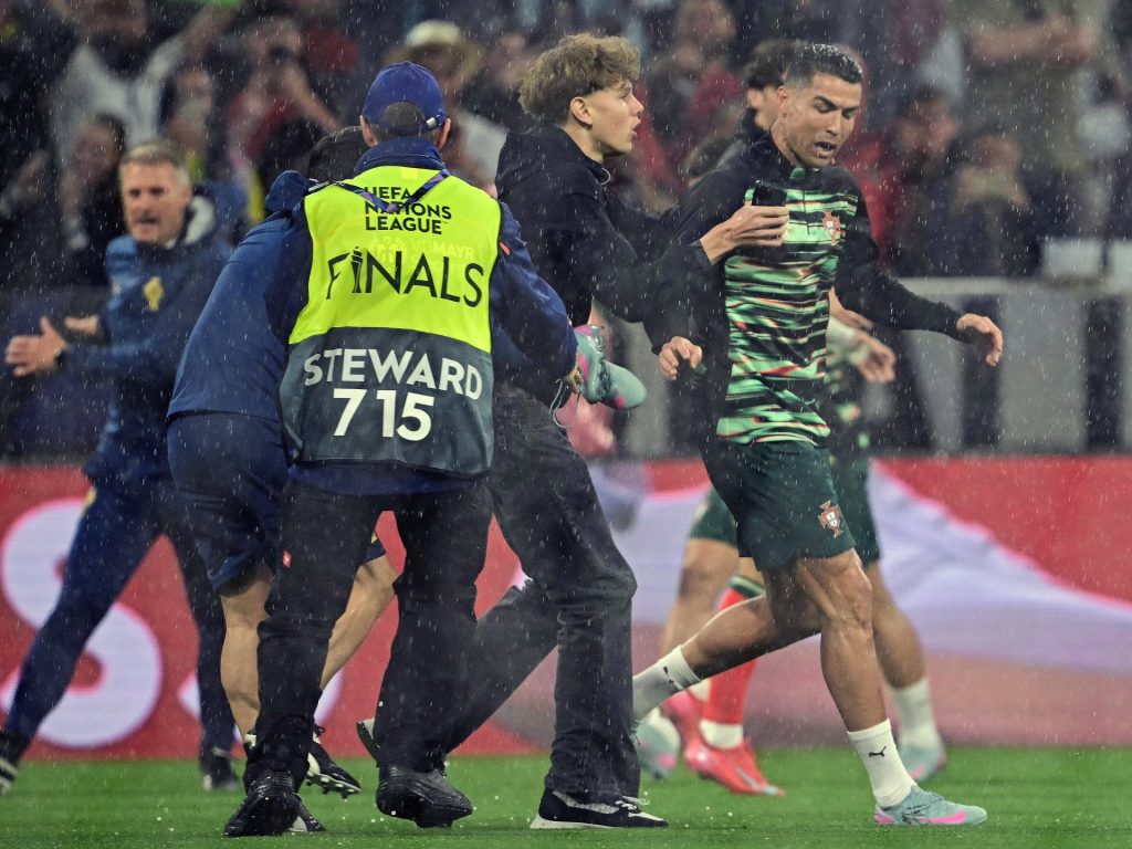 شاهد.. رونالدو ضحية “خرق أمني” في مباراة ألمانيا والبرتغال