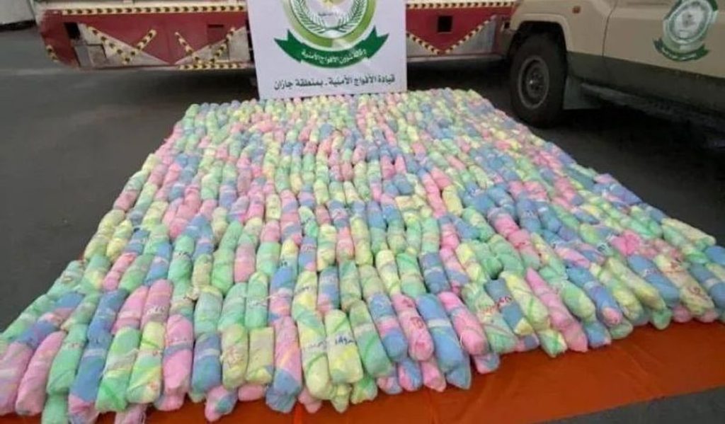 دوريات الأفواج الأمنية بمنطقة جازان تُحبط تهريب 34 كيلوجرامًا من القات