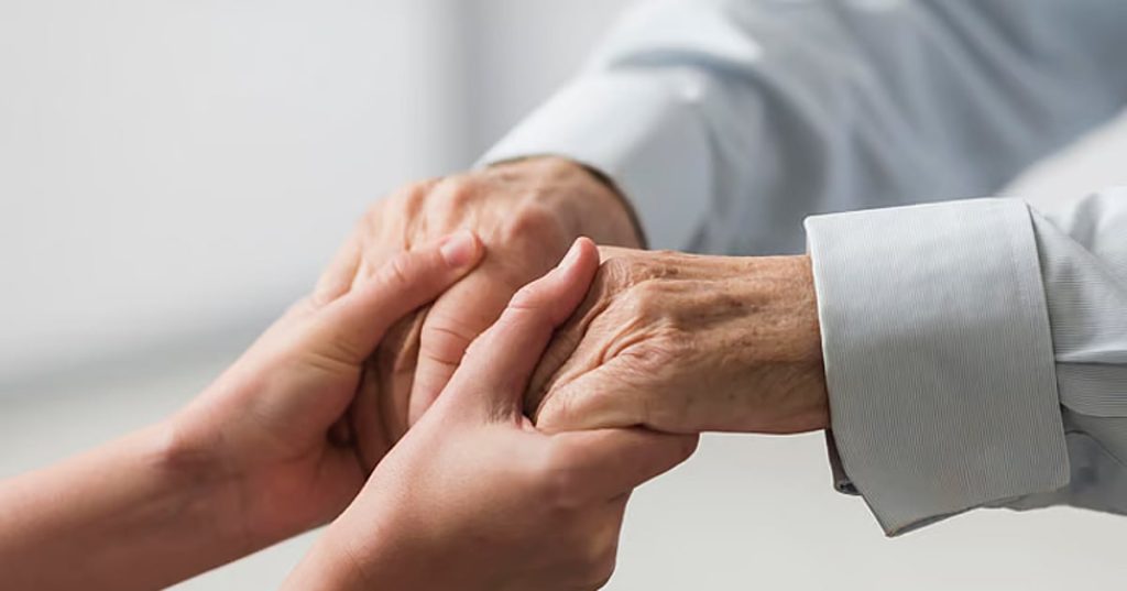 كيف نحسن معاملة كبار السن؟.. مختصة توضح