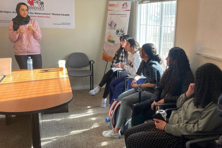 سفين صالحة خلال ورشة عمل في كالغاري للوافدين الجدد حول الاندماج المجتمعي