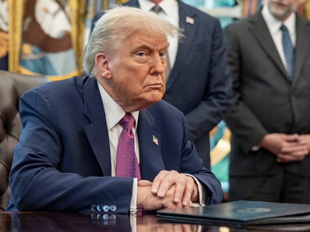 معركة شرسة بمحيط ترامب بين المؤيدين والمعارضين لضرب إيران