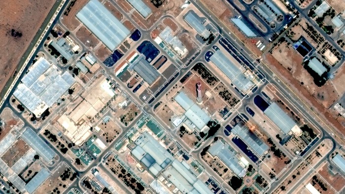 إسرائيل تضرب المنشأة النووية الإيرانية الإيرانية حيث يزن ترامب دخول الحرب