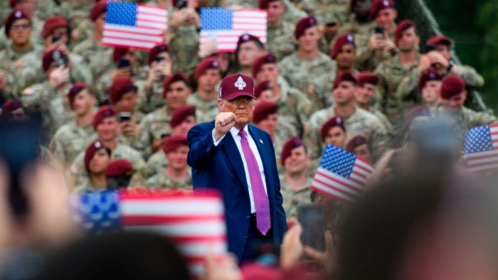 عرض دونالد ترامب للجيش قد يدفع مخاوف من الإفراط في الوصول