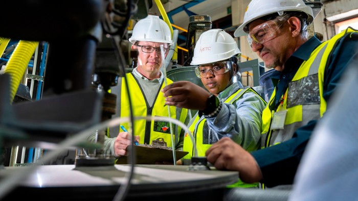 يبحث صانعو السيارات عن إمدادات غربية للأرض والمغناطيس النادرة