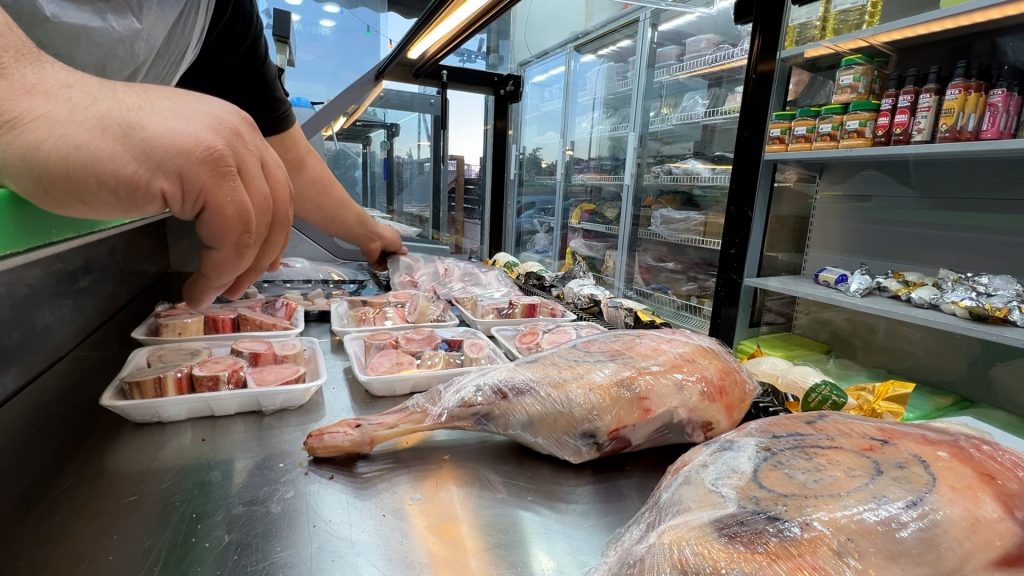 القدس.. ارتفاع “جنوني” في أسعار اللحوم يحرم المقدسيين من الأضاحي