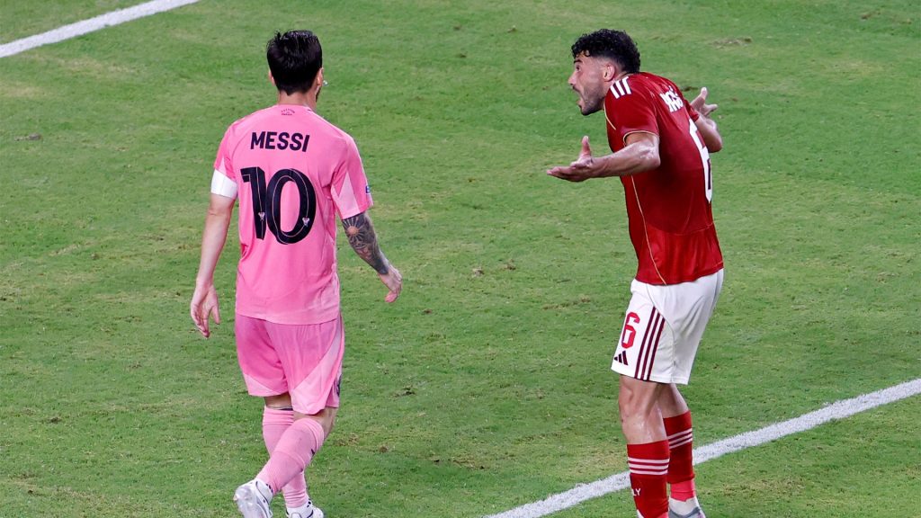 شاهد.. نطحة ميسي لياسر إبراهيم مدافع الأهلي المصري