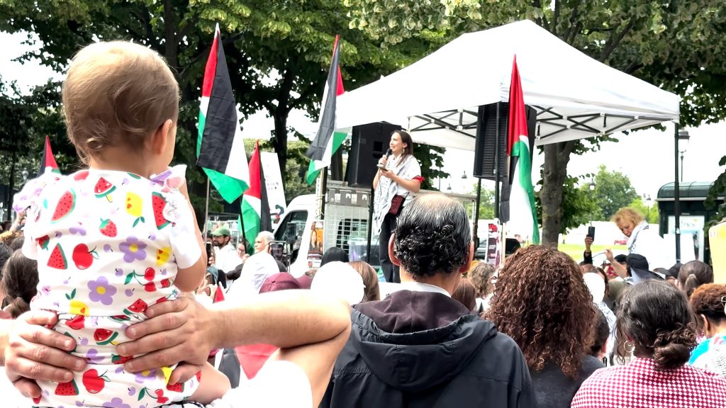 أمهات باريس يرفعن صوت أطفال ونساء غزة في وجه الصمت الحكومي