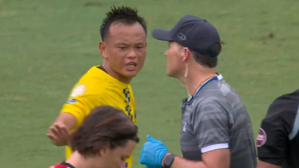 شاهد.. مشادة بين لاعب أوكلاند وطبيب الفريق خلال مباراة بوكا