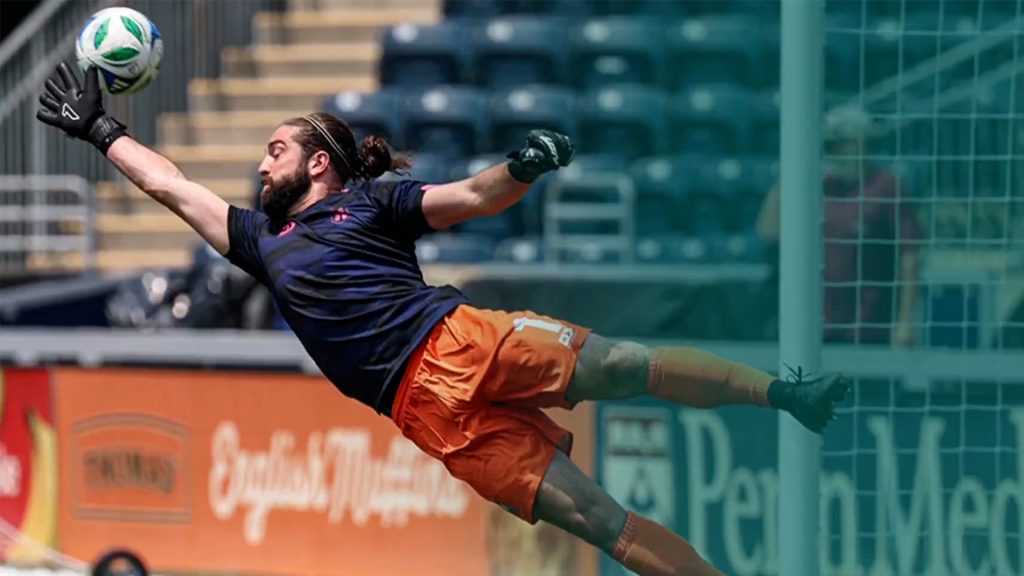 حارس مرمى نهارا وموزع أدوية ليلا