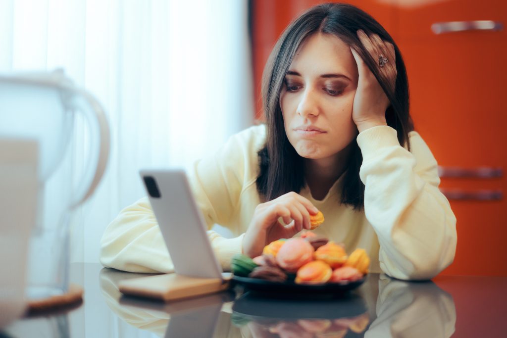 منصات التواصل الاجتماعي تعزز الاضطرابات الغذائية وتعوق التعافي منها