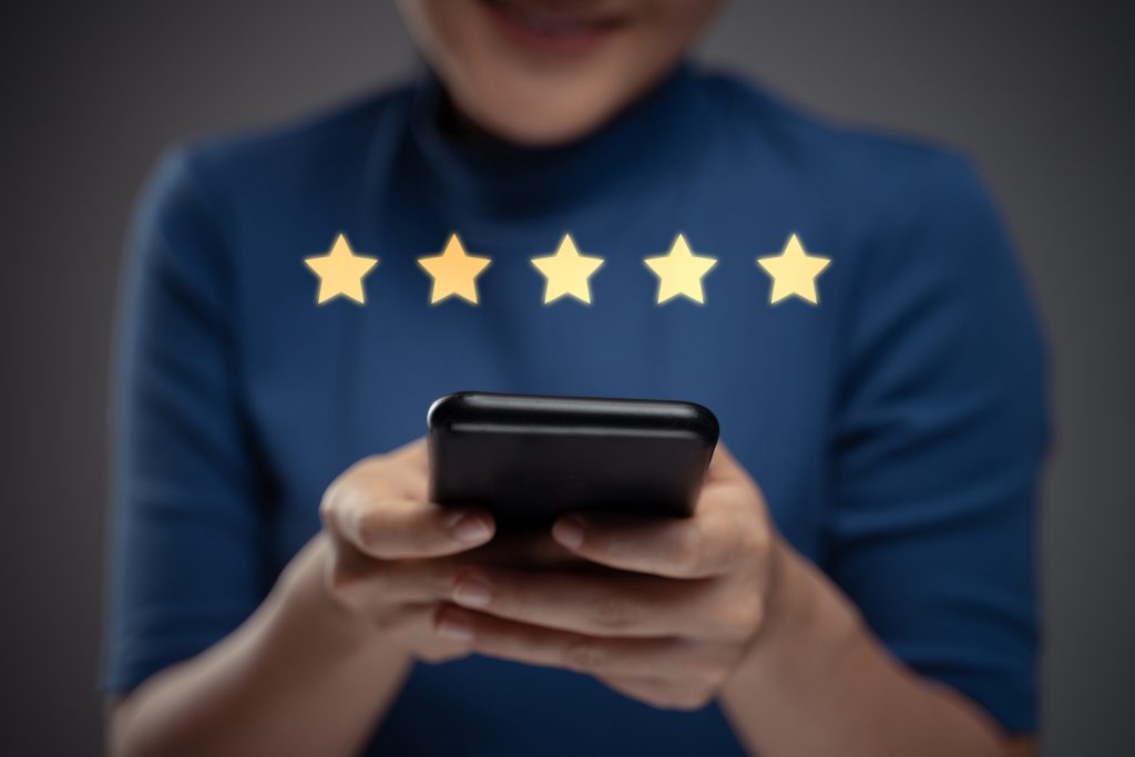 خدعة النجوم الخمس.. كيف تقودنا المراجعات الإلكترونية وتؤثر على قراراتنا الشرائية؟