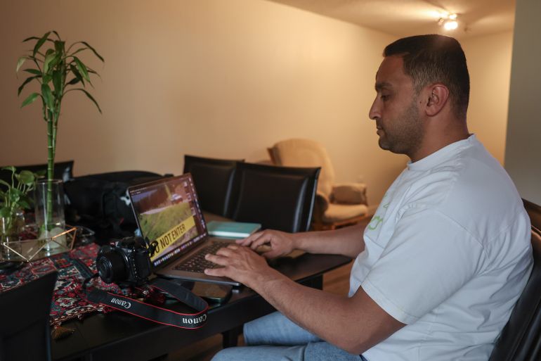 المصور الصحفي أحمد زقوت في منزله بكندا